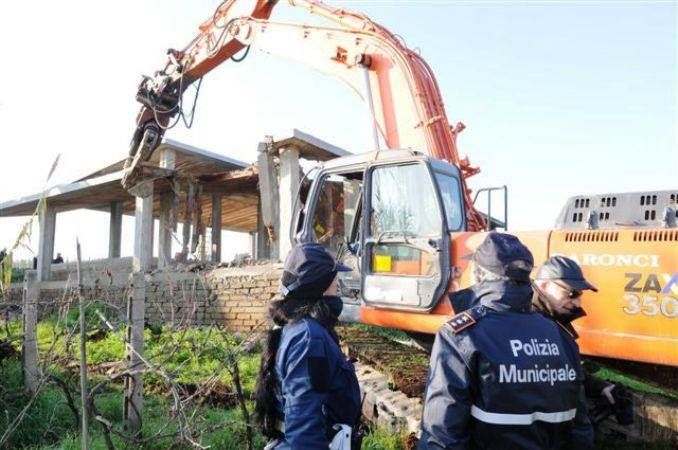 I furbetti del mattone e i sindaci salva-abusivi