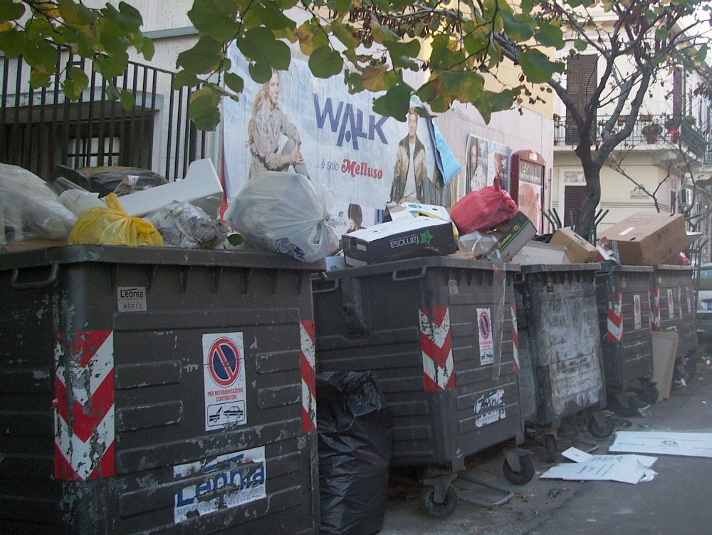 CAOS RIFIUTI | Cassonetti in fiamme a Rossano