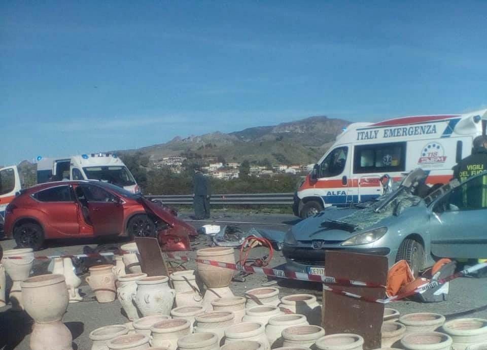 Incidente sulla 106 nel Reggino: muoiono marito e moglie