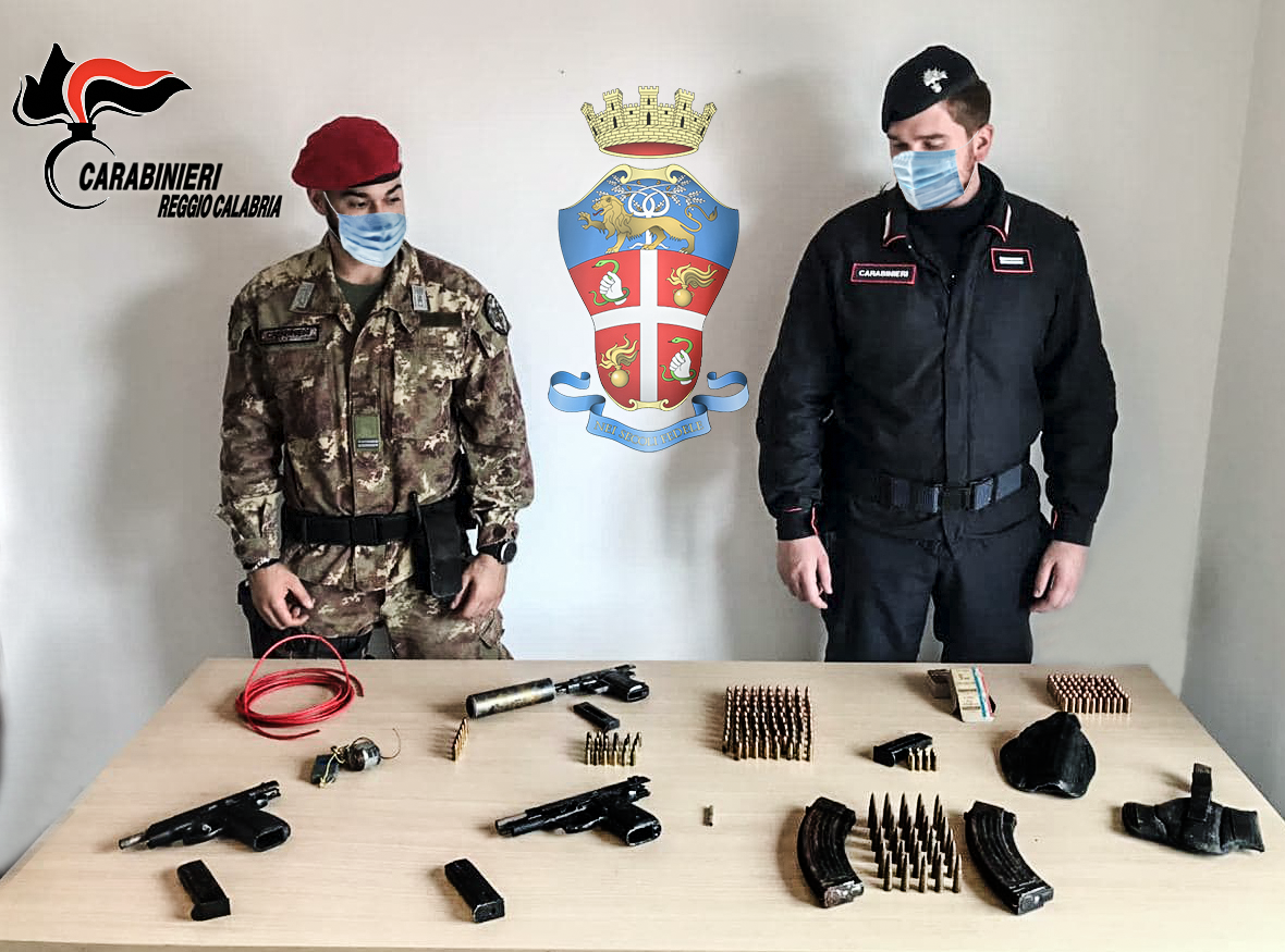 Rinvenute armi ed esplosivi nascosti nelle campagne del Reggino