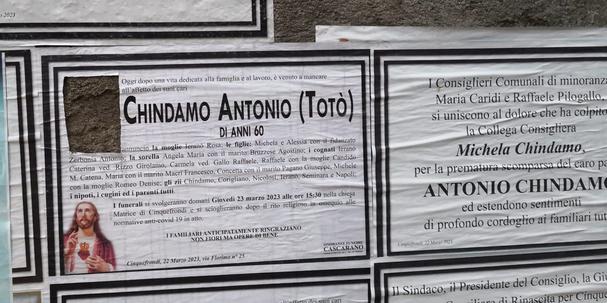 «Sfregiato il manifesto mortuario di mio padre». La denuncia del capogruppo Pd in consiglio comunale a Cinquefrondi