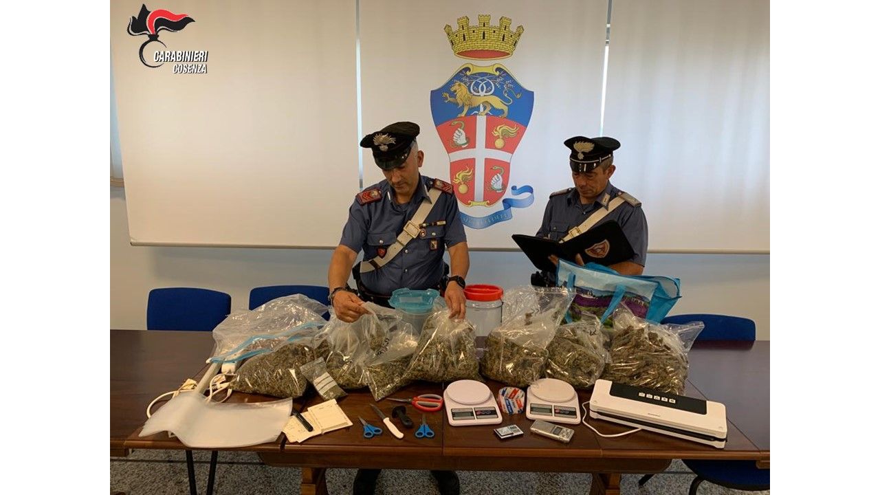 Sorpreso con due chili di marijuana, 32enne arrestato a Rende