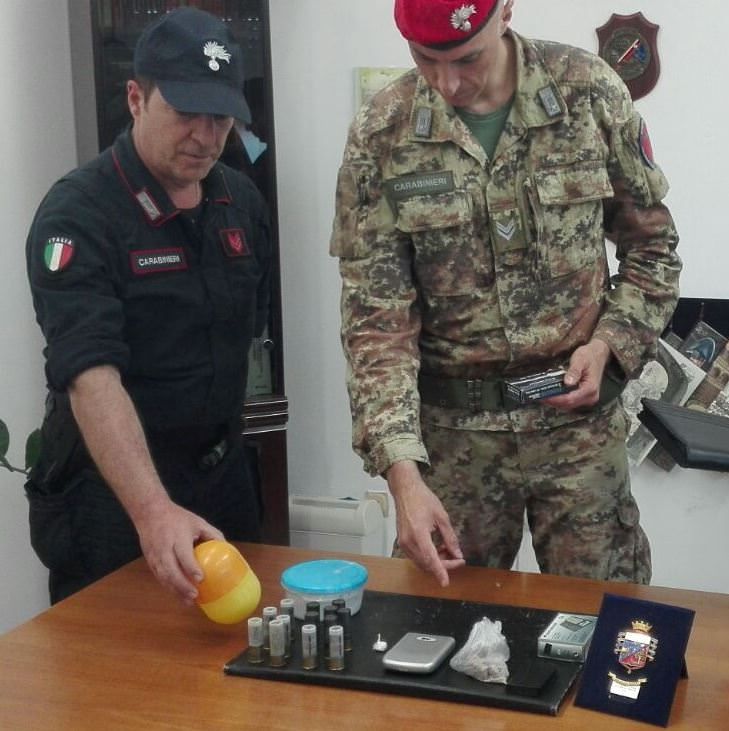 Droga e munizioni in casa, in manette un 23enne di Benestare
