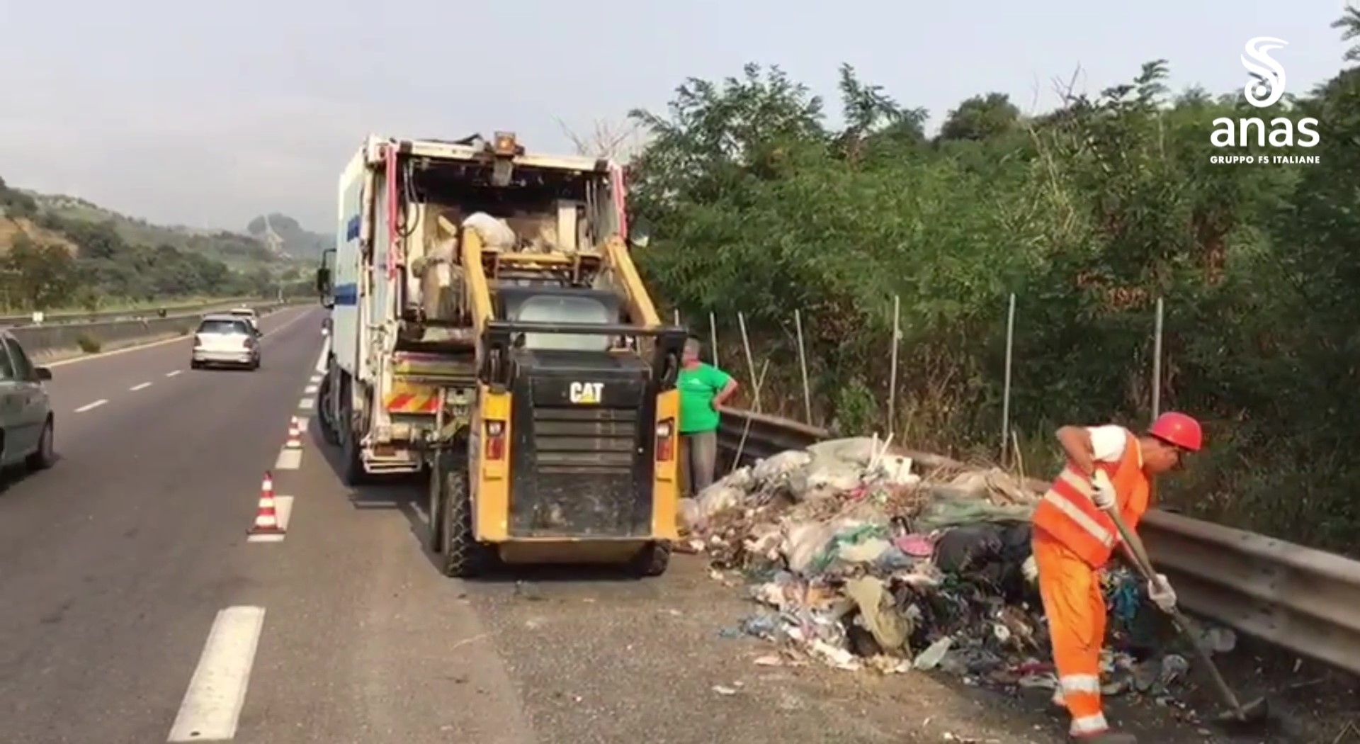 Rifiuti abbandonati lungo le strade, attività di bonifica in corso nelle province di Catanzaro e Reggio – VIDEO