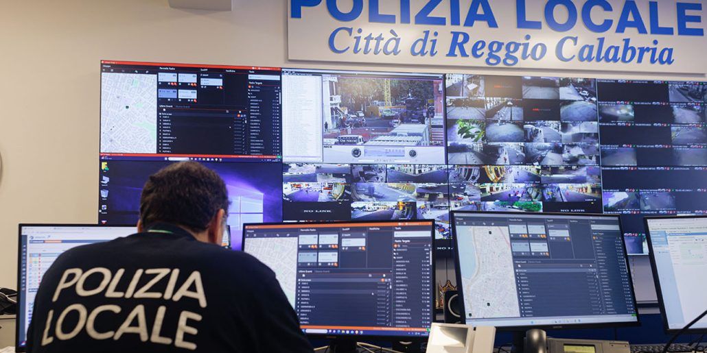 Ruba il giubbotto a una agente nel Comando della Polizia locale: 70enne denunciato a Reggio Calabria