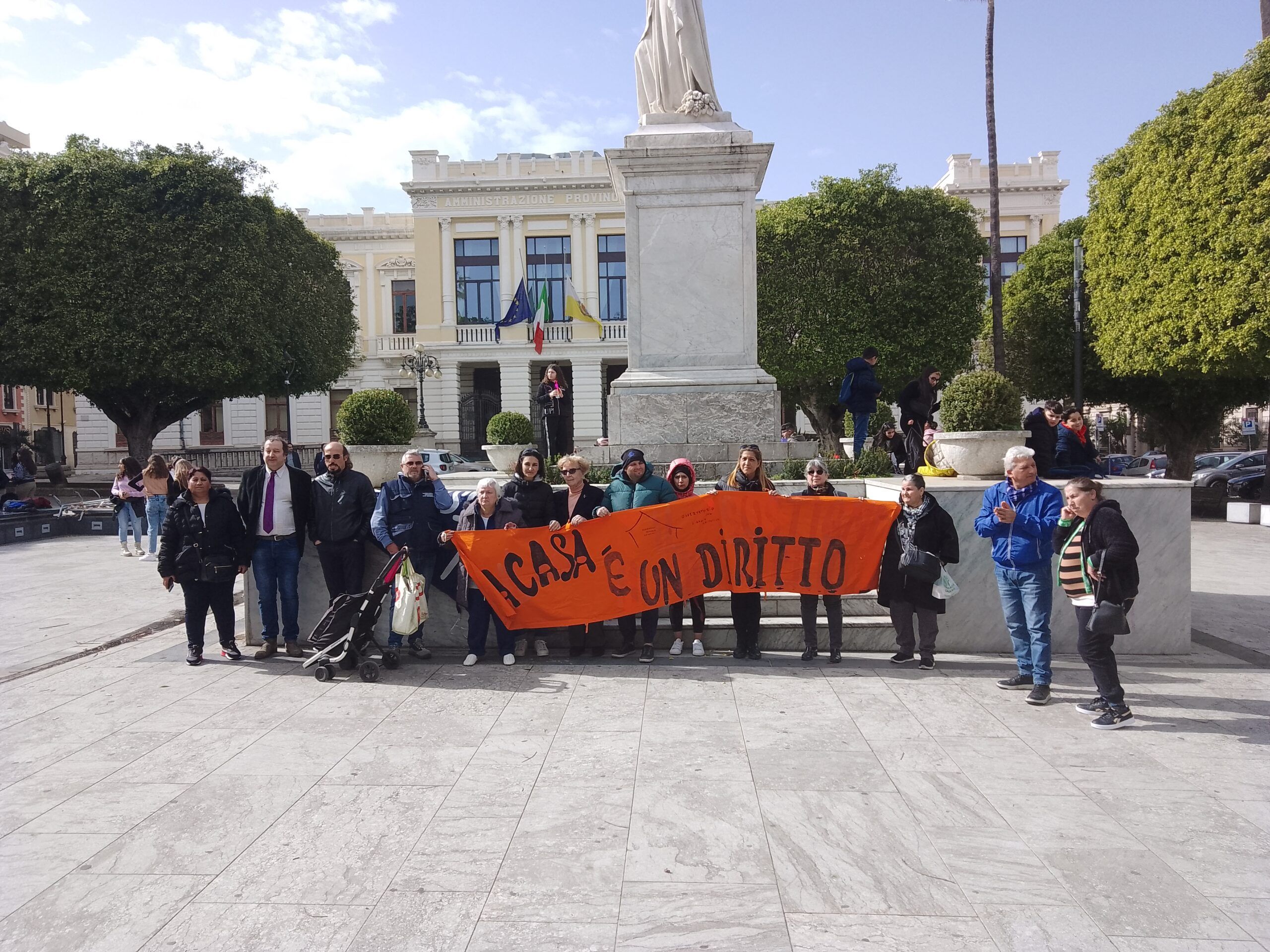 Ritardi nell’assegnazione degli alloggi, a Reggio la protesta. «Venga istituito un tavolo sul diritto alla casa»