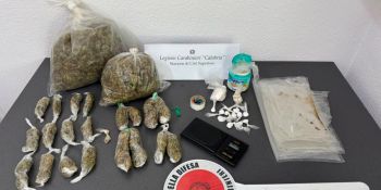 Blitz dei Carabinieri in un edificio abbandonato a Cirò, scovato un nascondiglio di droga tra le mura