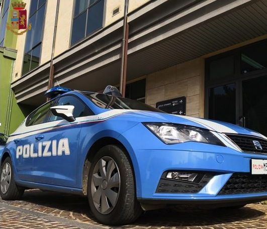 Minaccia e aggredisce un poliziotto, 18enne arrestato a Cosenza