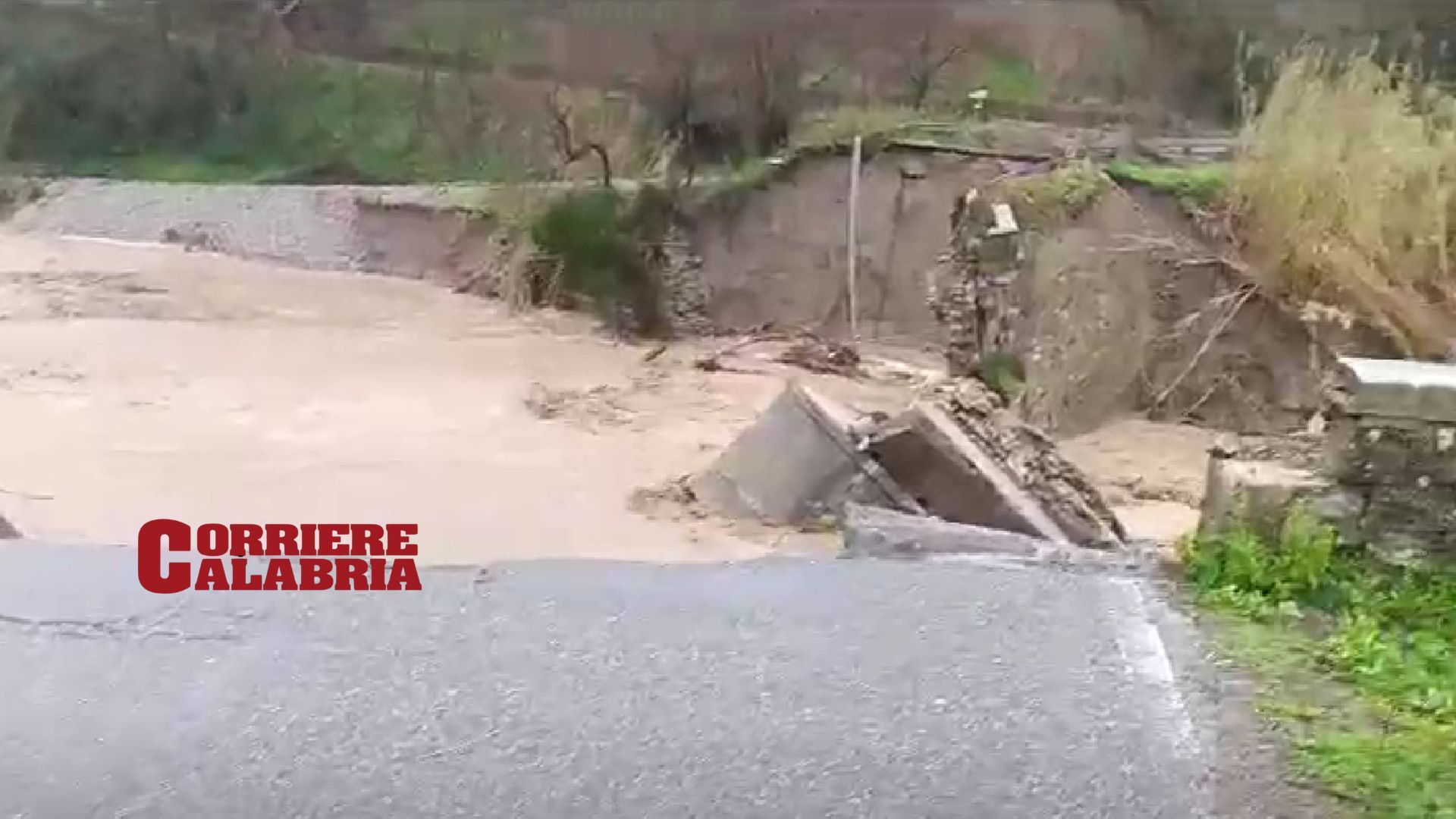 Strade chiuse e allagamenti, tre mesi dopo torna la paura a San Pietro a Maida. Frana sulla strada per Jacurso – VIDEO e FOTO