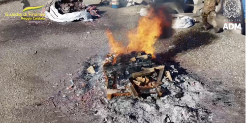 Arsenale di fuochi pirotecnici dalla Cina diretto in Libia, maxi sequestro al porto di Gioia Tauro