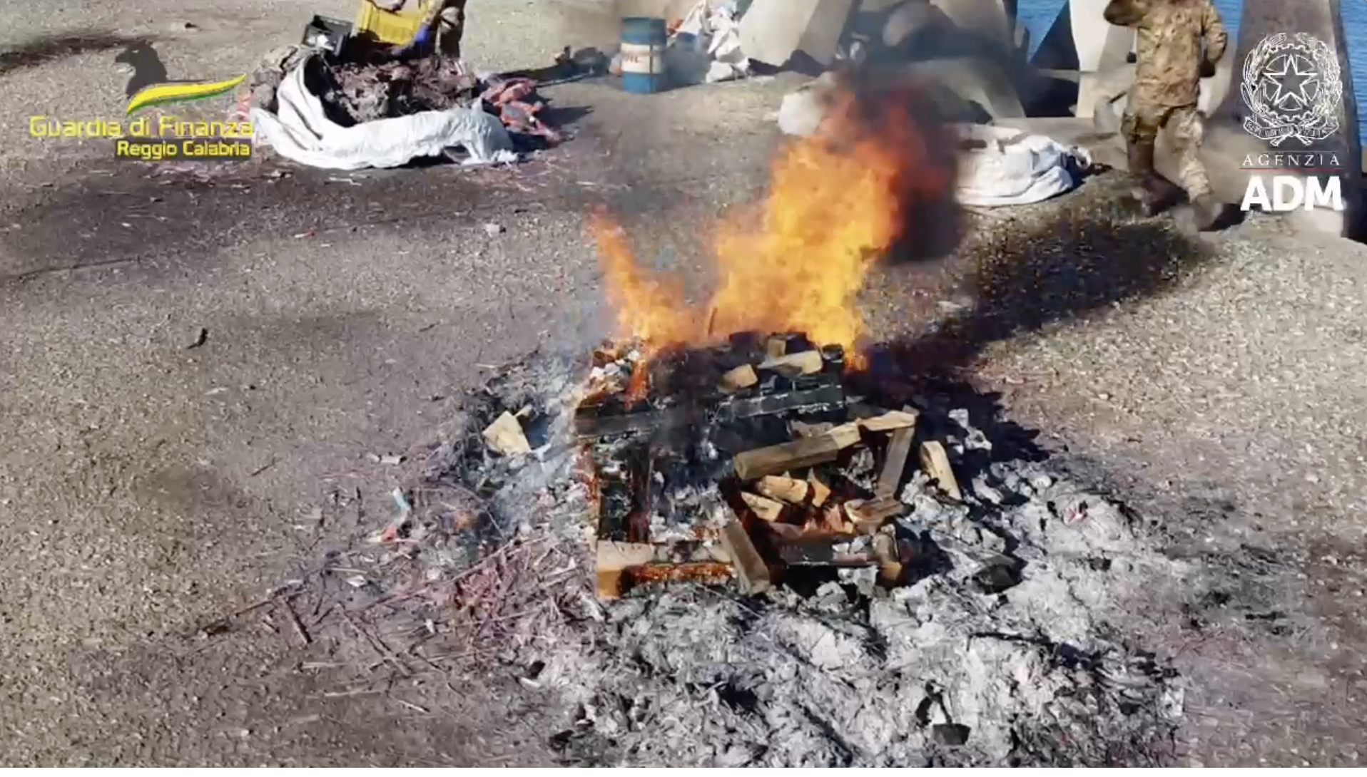 Arsenale di fuochi pirotecnici dalla Cina diretto in Libia, maxi sequestro al porto di Gioia Tauro – VIDEO