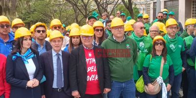«In silenzio per le voci e le vite spezzate». Sindacati e imprese sfilano insieme per la sicurezza sul lavoro – FOTO