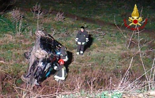 Sbanda con l’auto e finisce fuori strada a Luzzi, un ferito