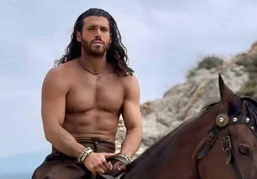 Can Yaman è Sandokan: il set nella spiaggia di Grotticelle a Capo Vaticano – VIDEO
