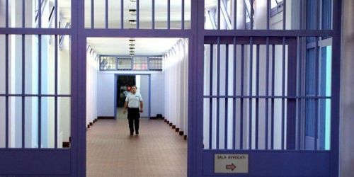 Torture e lesioni contro un detenuto che aveva osato protestare, arrestati agenti della Penitenziaria a Reggio