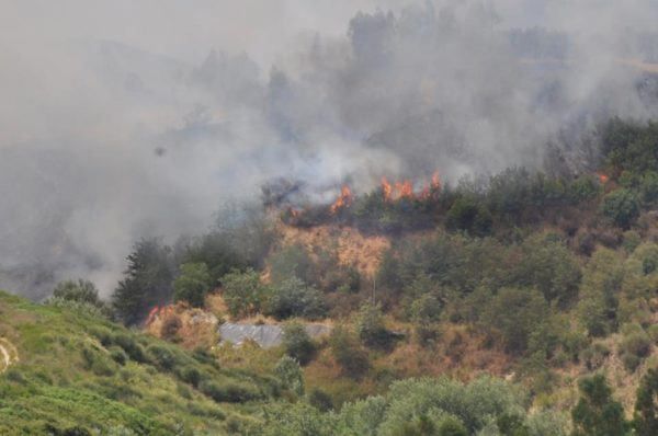 Brucia la vecchia discarica di Sant'Agostino – VIDEO