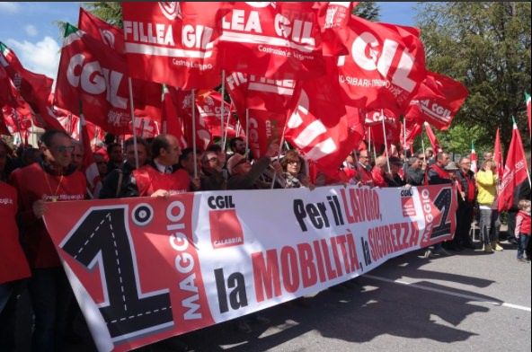 Viadotto crollato sull'A3, primo maggio di protesta