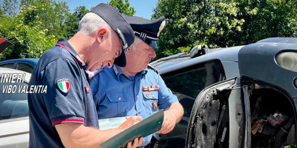 Intervengono per un infortunio e scoprono un deposito incontrollato di pezzi fuori uso, denunciato