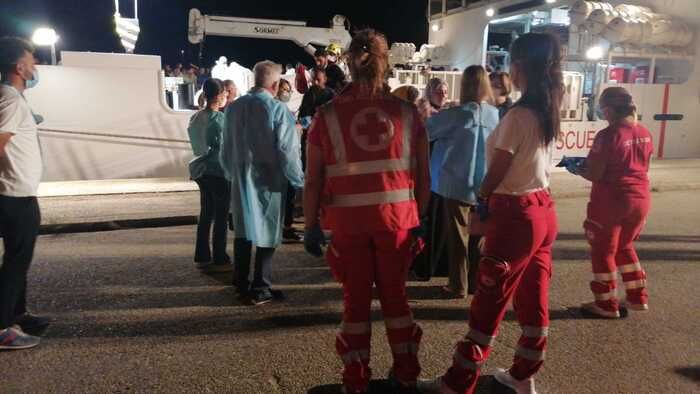 Giunti al porto di Crotone i 379 migranti della nave “Diciotti”: transitati in 12mila da inizio anno