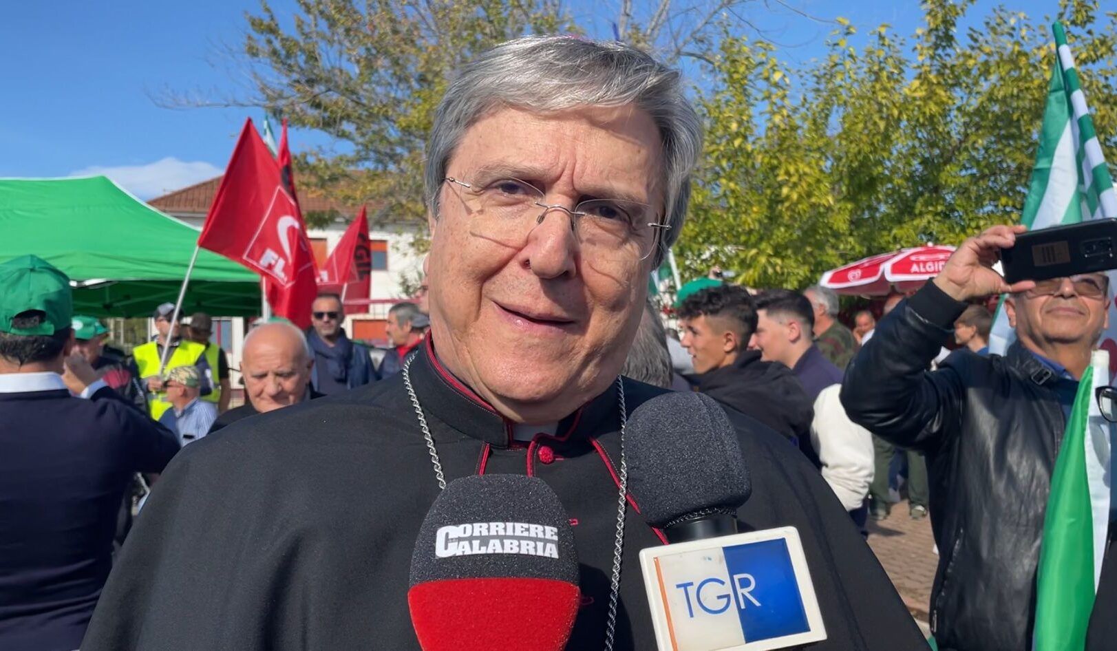 Il vescovo Savino sui cantieri della statale 106 dopo gli attentati della ‘ndrangheta