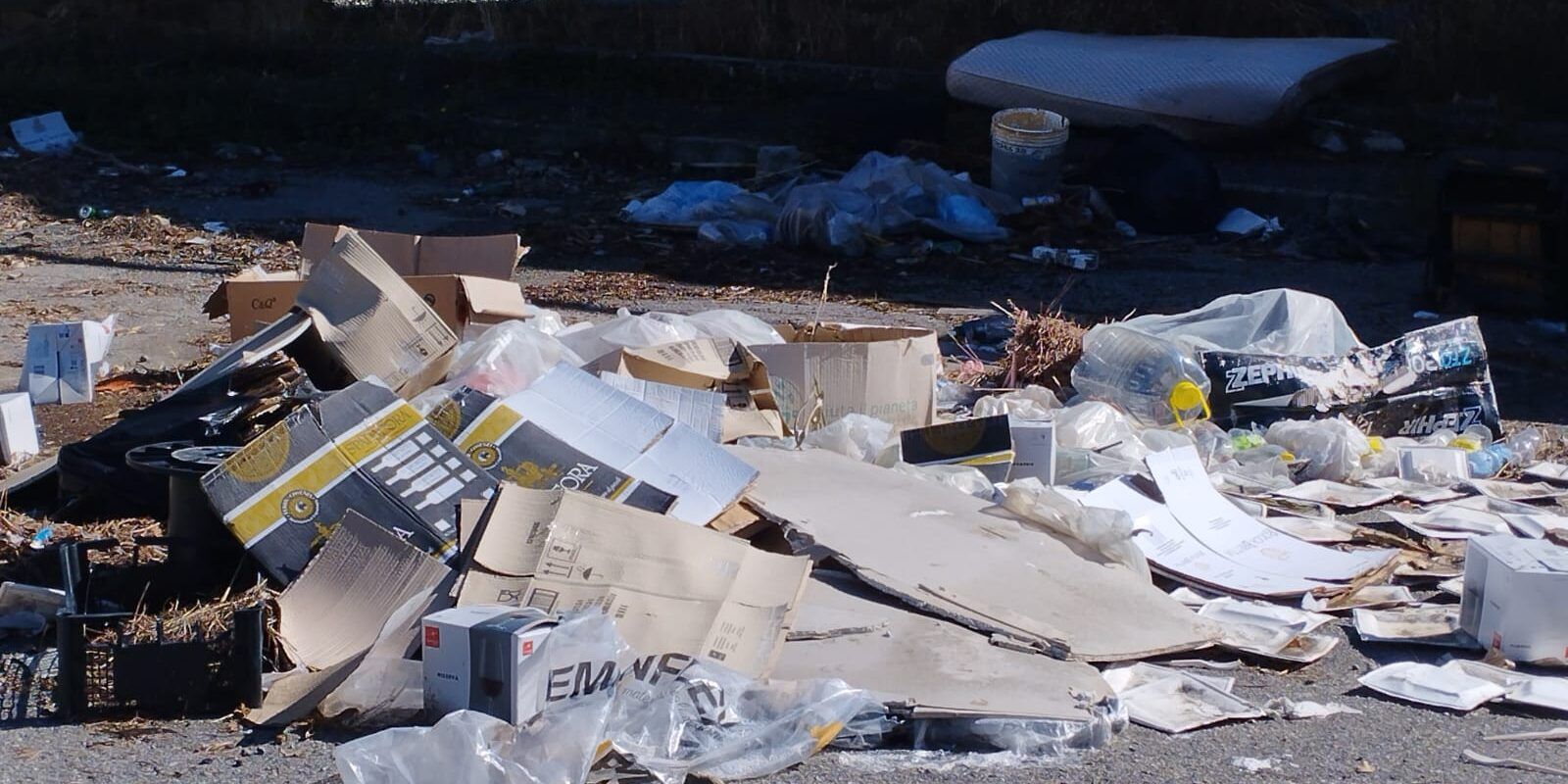 La discarica sotto la stazione di Vaglio Lise a Cosenza: degrado, isolamento e rassegnazione – VIDEO E FOTO