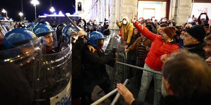 Cortei “No pass”, scontri tra manifestanti e polizia