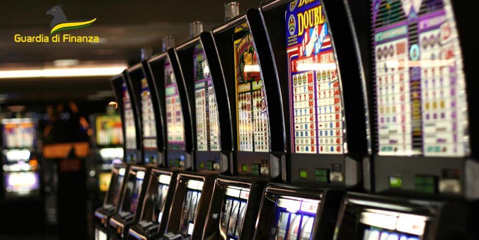Doppia scheda da gioco e doppio fondo nelle slot: la Finanza scopre un’evasione fiscale da 39 milioni