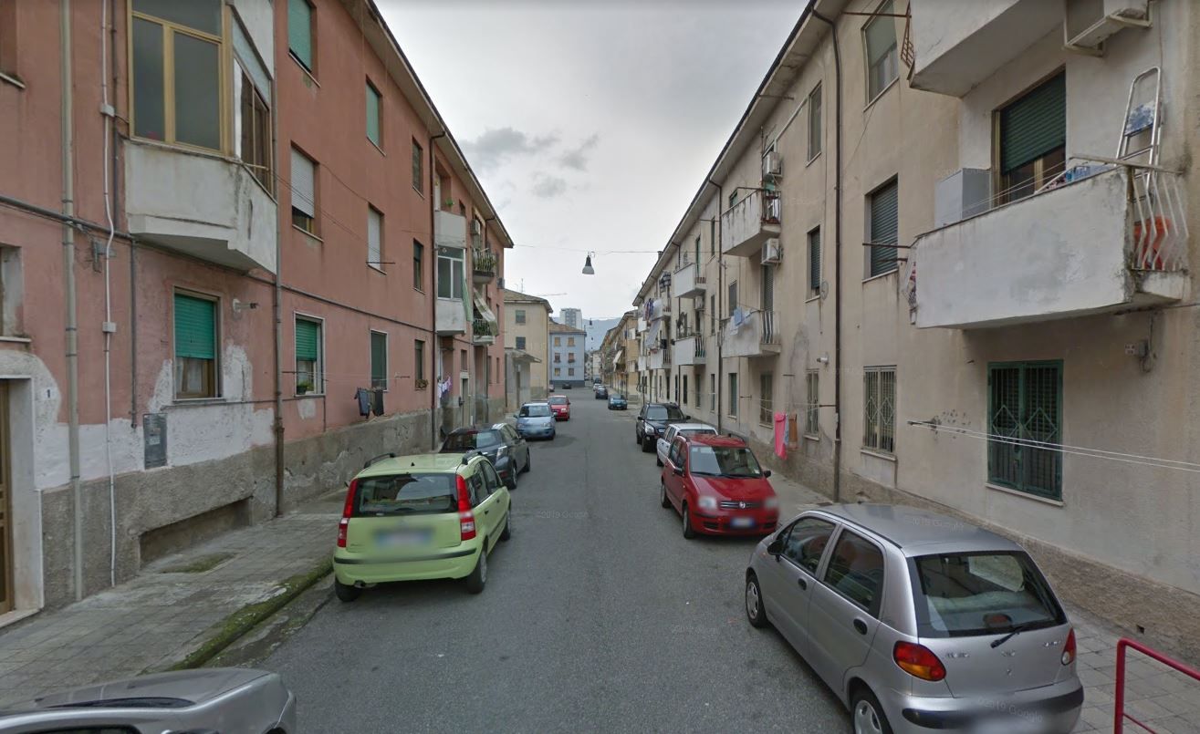 Droga e armi per un casa popolare in via degli Stadi ai “Banana”. «A venti carte si vende»