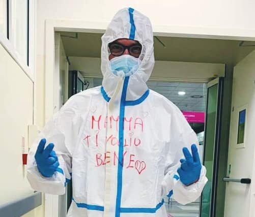 «Mamma ti voglio bene», la foto dell’infermiere calabrese diventa virale