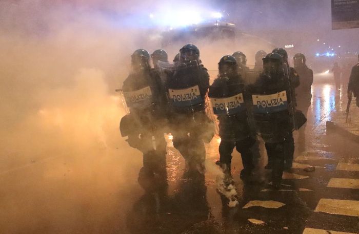 Tensioni al corteo contro i Giochi: sei fermi