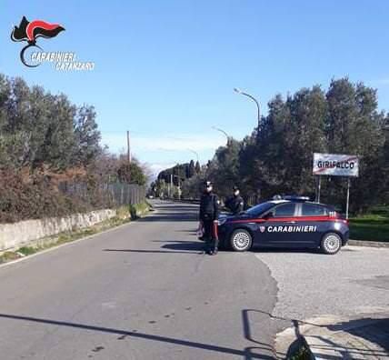 Non si ferma all’alt dei carabinieri nel Catanzarese, arrestato 19enne