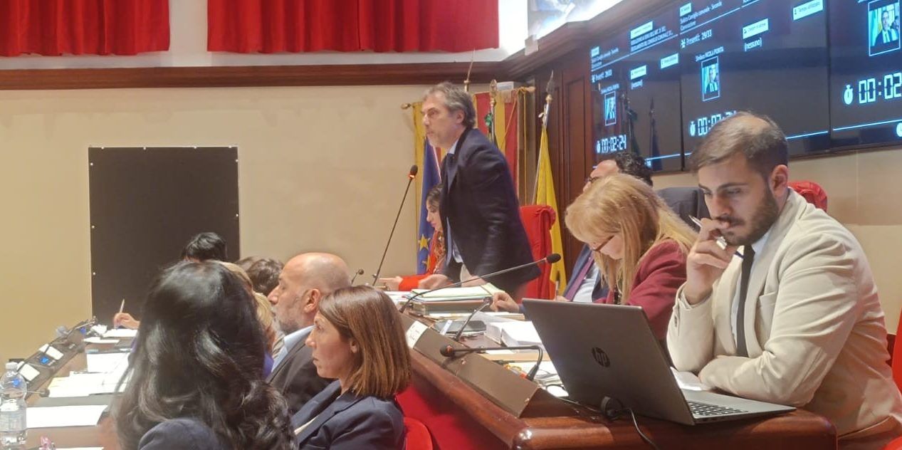 Catanzaro, politica unita sulla vertenza Telecontact in un Consiglio dalla (inutile) durata “monstre”
