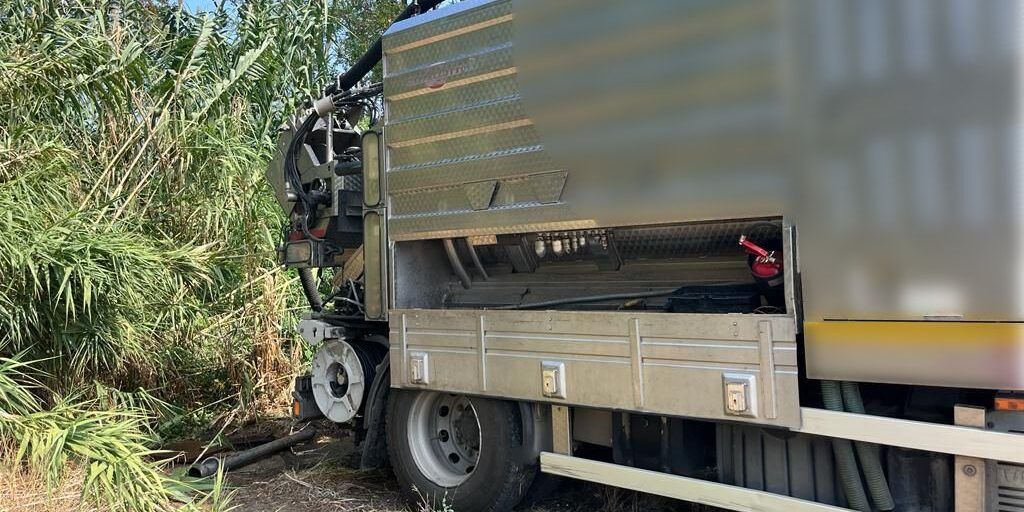 Autospurgo scarica reflui fognari illegalmente lungo la Statale 18, scatta la denuncia