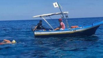 Ha 17 anni, il diabete di tipo 1 e attraversa a nuoto lo Stretto di Messina, l’impresa di Francesco