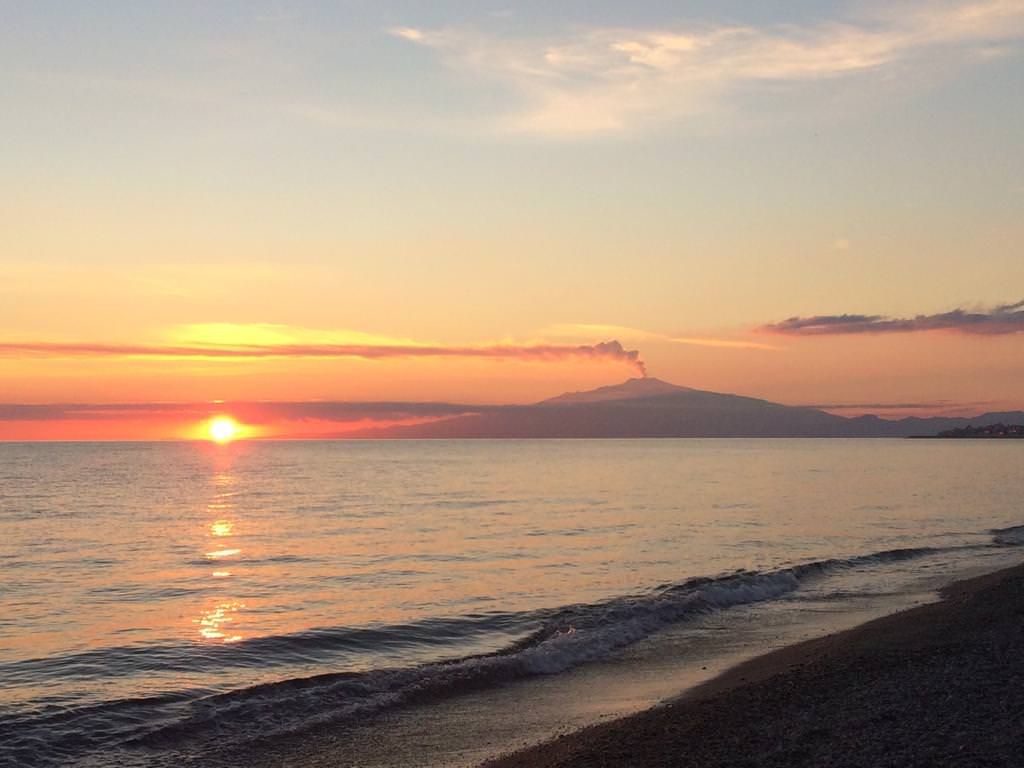 Si riaccende la protesta nel Reggino: «Colata d'asfalto su un tratto di costa protetto»