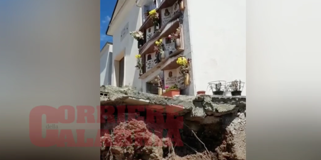 Paura a Falerna, crollo all’interno del cimitero – VIDEO