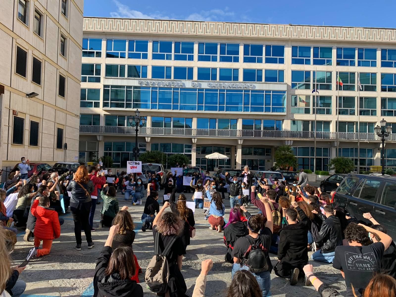 “Black lives matter” nelle piazze calabresi. «Non siamo indifferenti al razzismo»