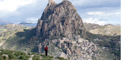 Pentedattilo, «la mano gigantesca contro il cielo» ospita una colonia di gatti che popolano il borgo