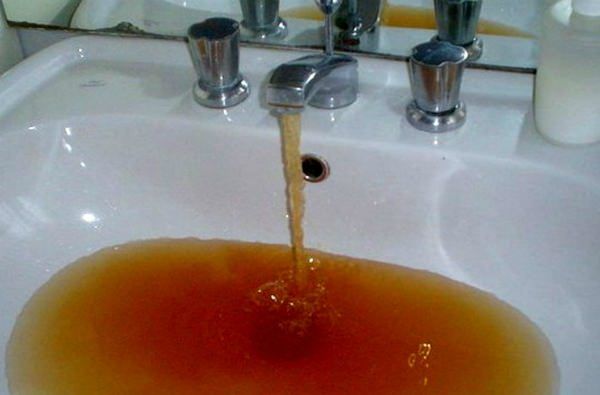 Montalto, dai rubinetti scorre acqua color marrone