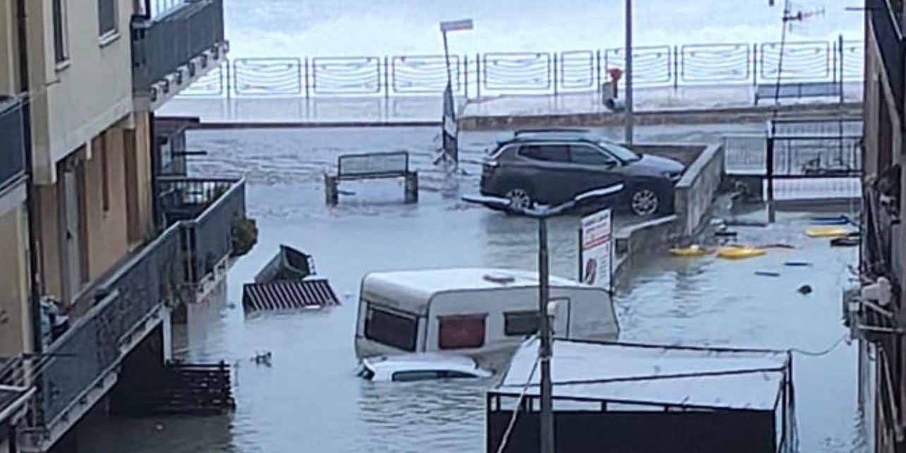 Acqua, detriti e lungomare sommerso. L’odissea del quartiere Lido a Catanzaro – FOTO E VIDEO