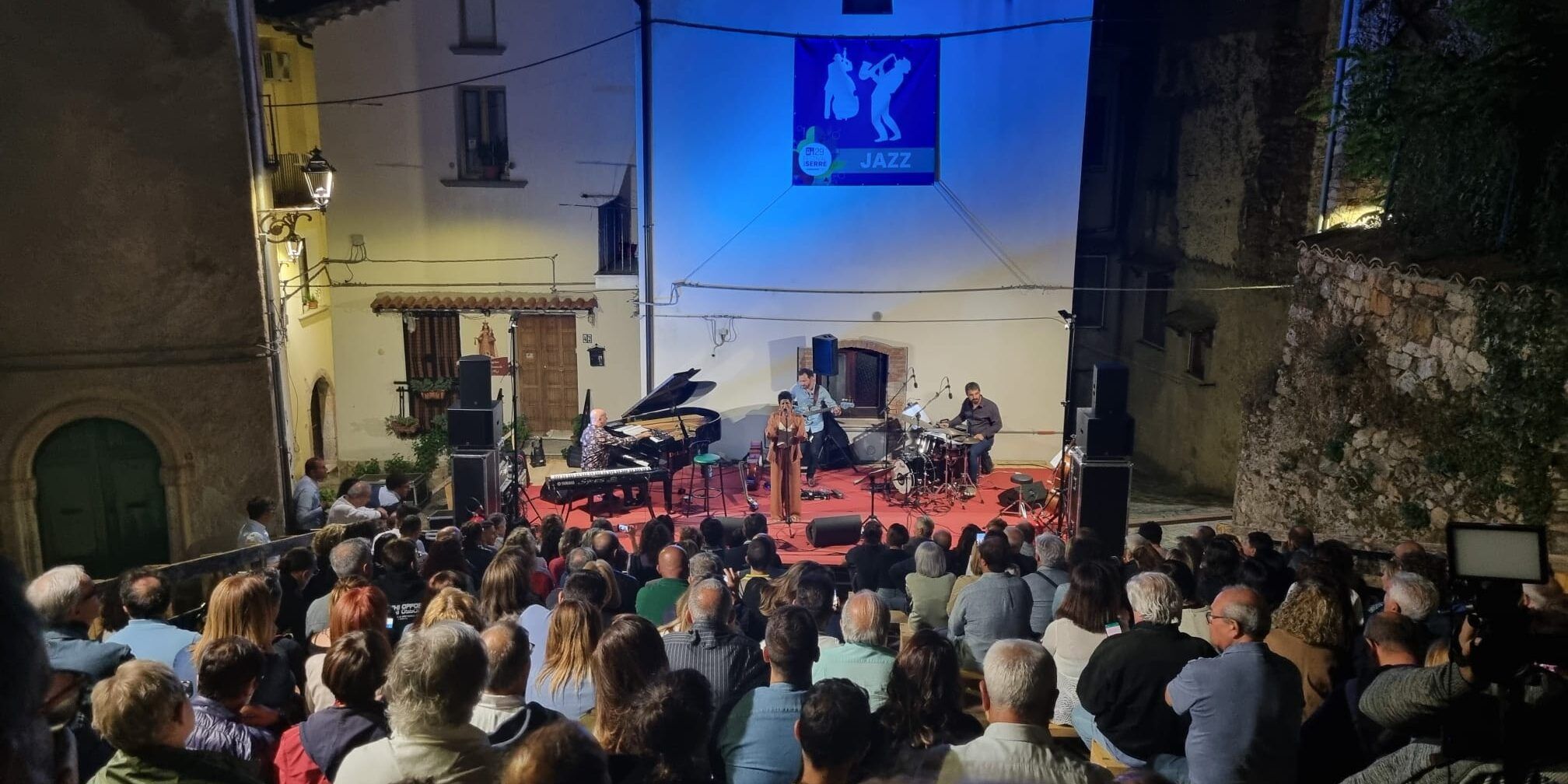 Boom di presenze al Festival delle Serre di Cerisano. Ospiti prestigiosi e concerti strapieni di appassionati