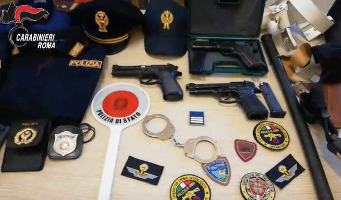 Si fingeva poliziotto per truffare online, arrestato un giovane crotonese