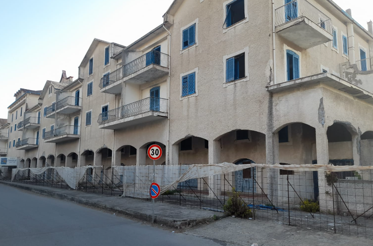 Fuscaldo, si stacca un cornicione dall’ex hotel Sangrilà: ferite due ragazze