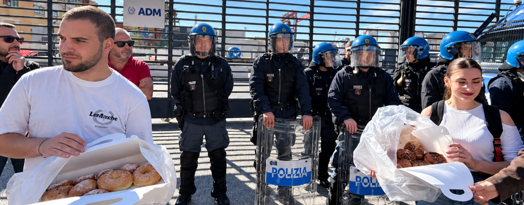 Manifestanti: dolci e fiori ai poliziotti. La lezione di Pasolini