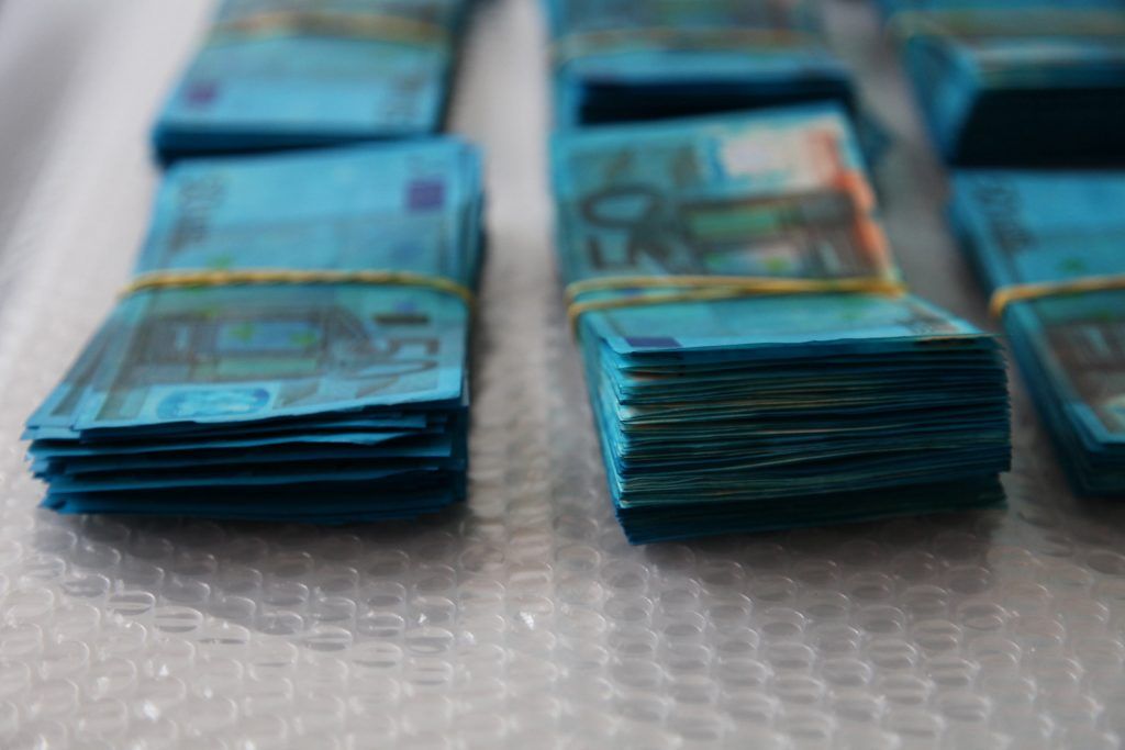 I 10 milioni “macchiati” e i contatti dei clan in Spagna e Cina per cambiarli. «Sono fatti da una rapina»