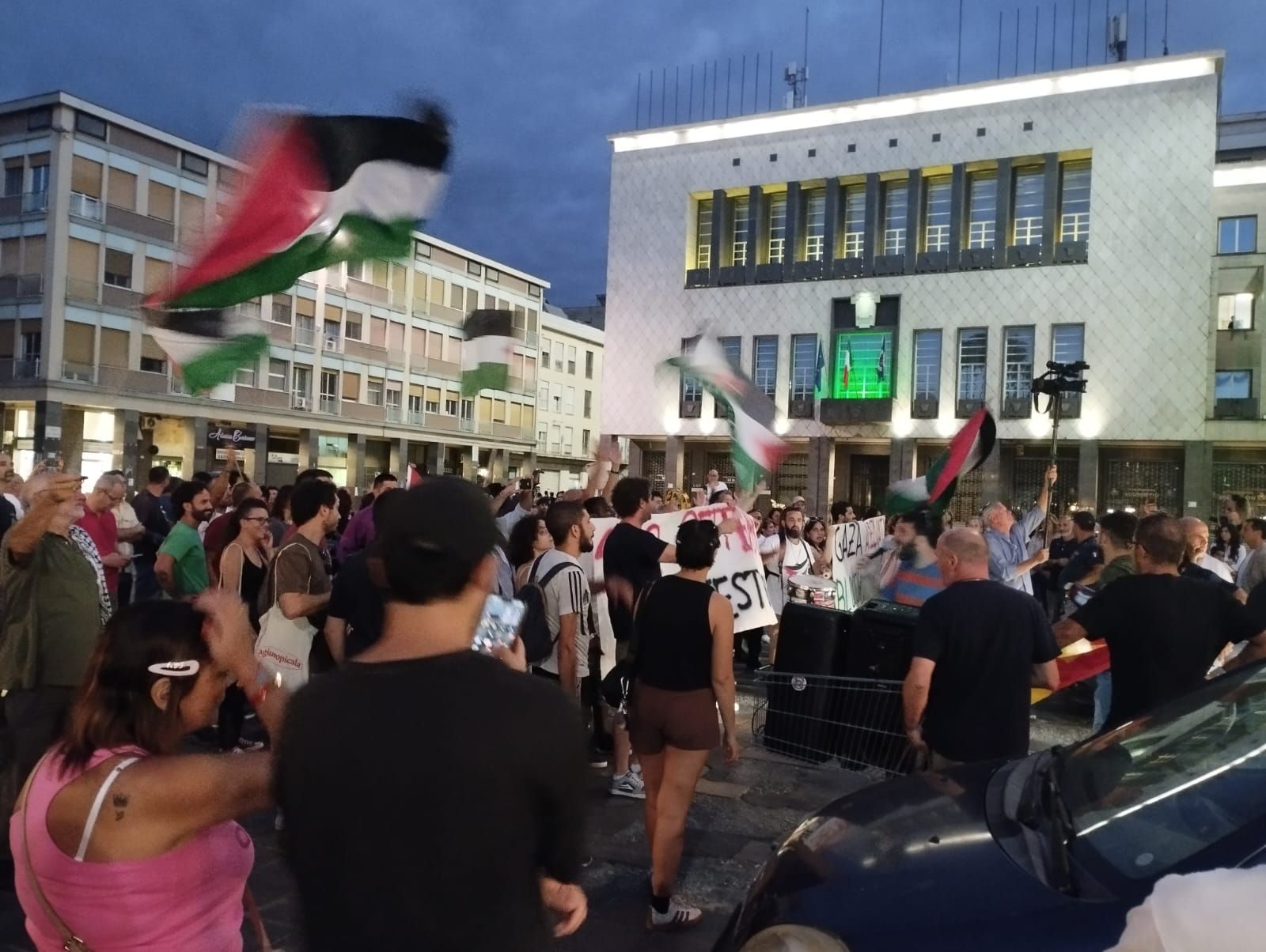 Cosenza scende ancora in piazza per Gaza nel giorno dell’invasione – VIDEO E FOTO
