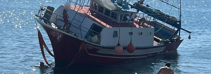 Un peschereccio si incaglia tra gli scogli a Roseto Capo Spulico