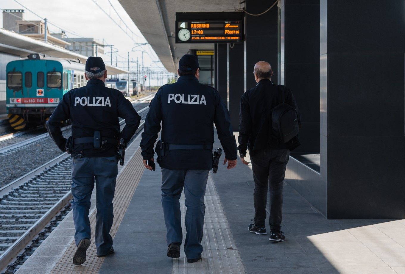 Poliziotto ferito alla stazione di Lamezia, arrestato 23enne
