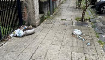 Rifiuti abbandonati in centro a Cosenza, Caruso: «Comportamenti inaccettabili, serve più senso civico»