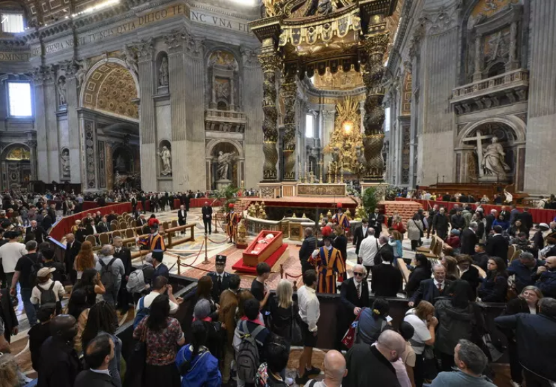 In 250mila hanno reso omaggio al Papa. Domani i funerali